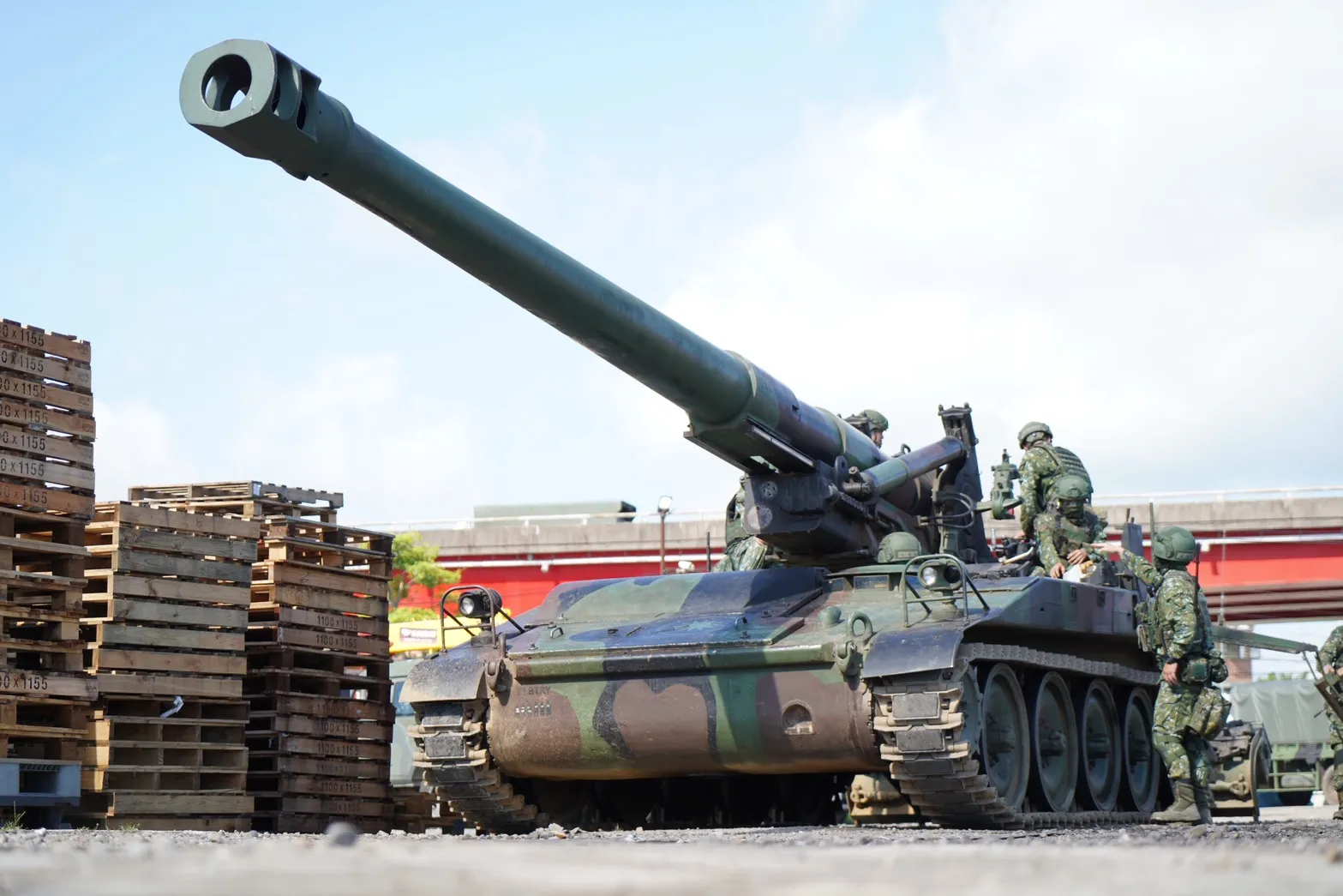 The Joint Defense Exercise served as a precursor to Han Kuang 42, with multiple units conducting cross-sector reinforcement to verify tactical mobility. Pictured: Army M110 self-propelled howitzer.