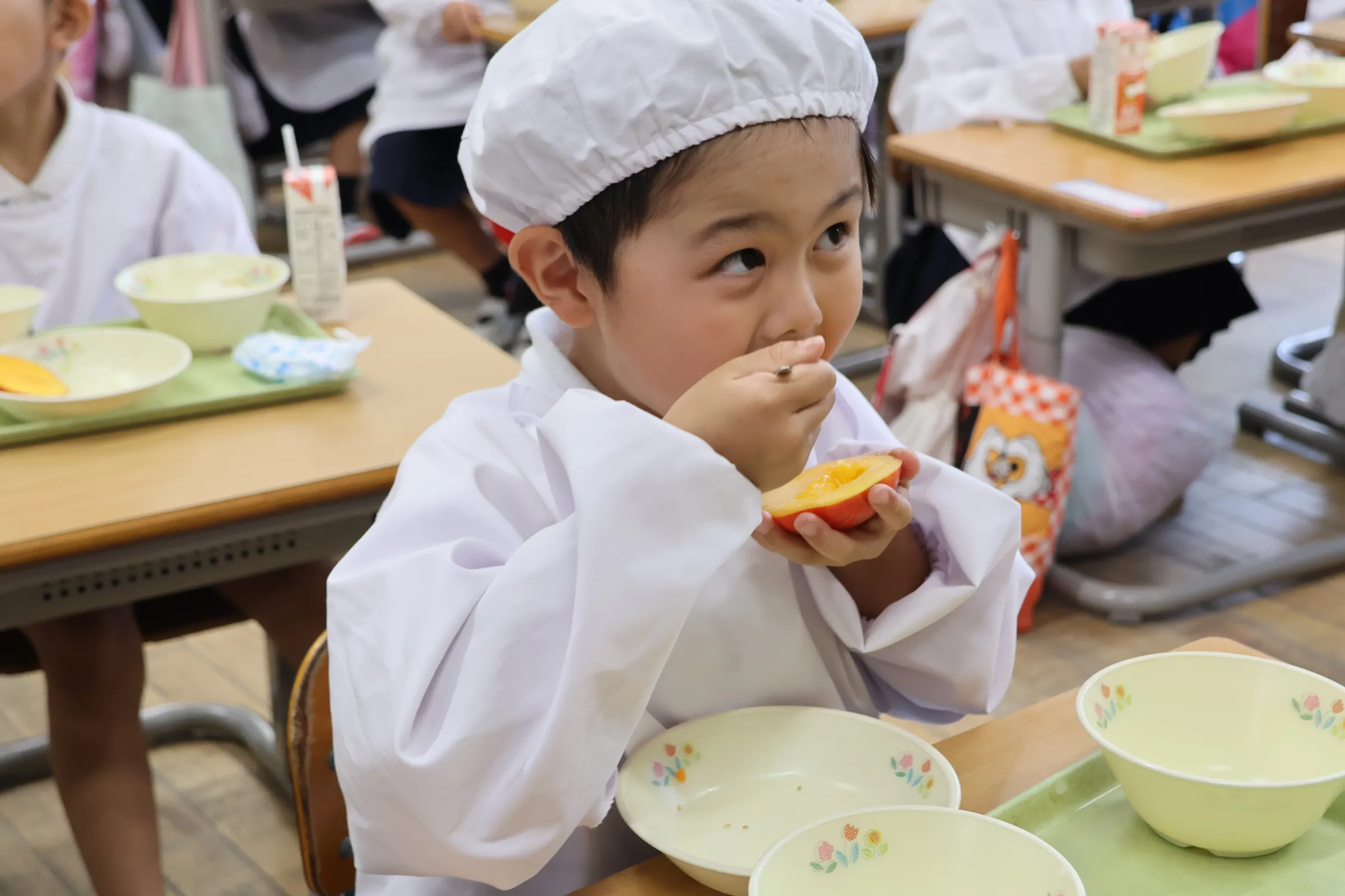 山口縣防府市的學童在學校午餐品嚐台南芒果的滋味。（圖/台南市府提供）