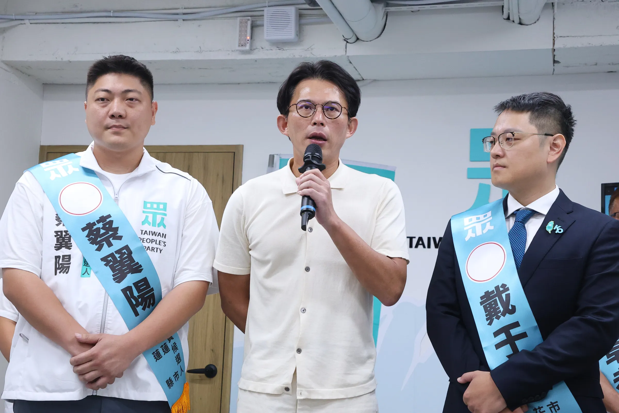 20260715-民眾黨主席黃國昌（中）、花蓮市長參選人戴于文（右）、花蓮縣議員參選人蔡翼陽（左）15日出席「徵召戴于文參選花蓮市長暨民眾花蓮隊」成軍誓師記者會。（顏麟宇攝）