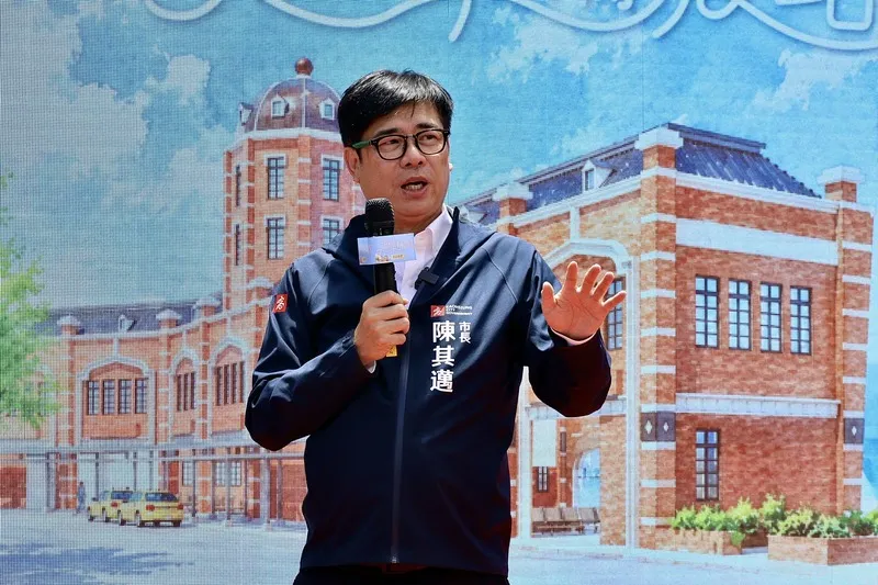 旗津フェリーターミナル改修完了の除幕式に出席した陳其邁氏。高雄市旗津フェリーターミナルの改修工事が完了し、15日に除幕式が行われた。高雄市長・陳其邁氏（写真）は、旗津フェリーターミナルが地元住民の日常的な通勤の要衝であり、国内外からの旅行者の重要な起点であると同時に、高雄という港湾都市のイメージを示す重要な窓口であると述べた。中央社記者董俊志撮影 民国115年7月15日