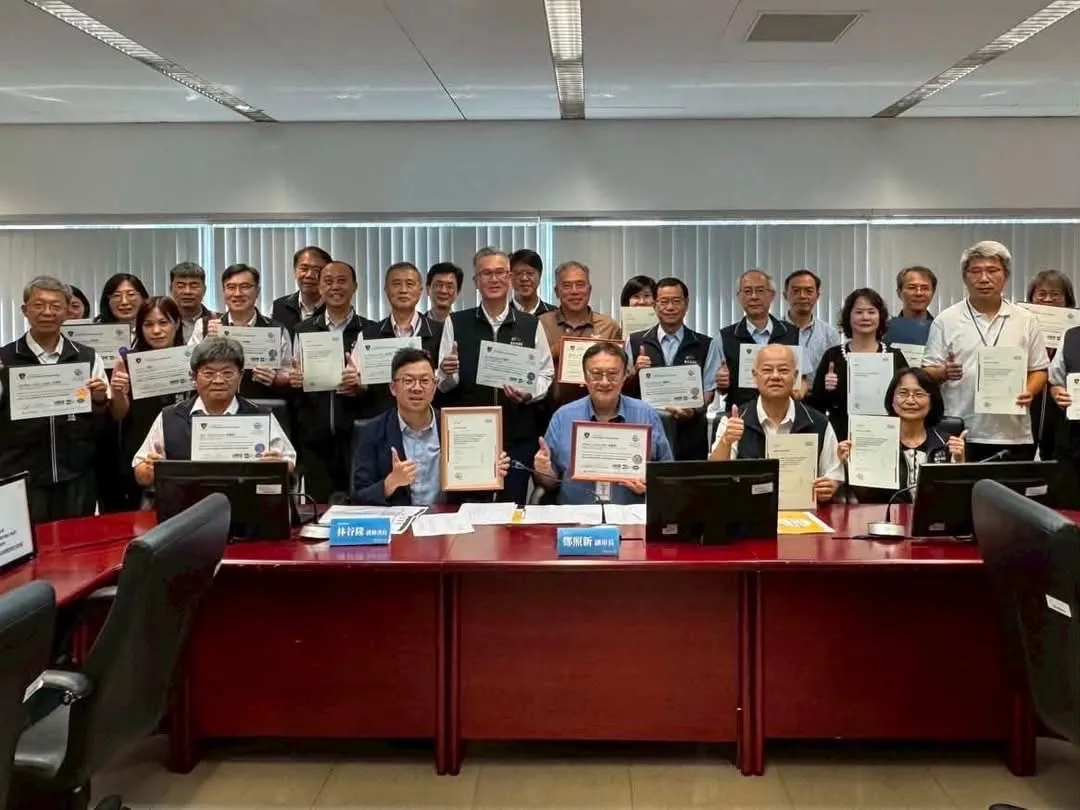 台中市副秘書長林谷隆前排左與副市長鄭照新前排中，和取得國際認證的各局處資安長共同合影，展現跨局處攜手守護數位台中的決心。（圖/台中市政府）