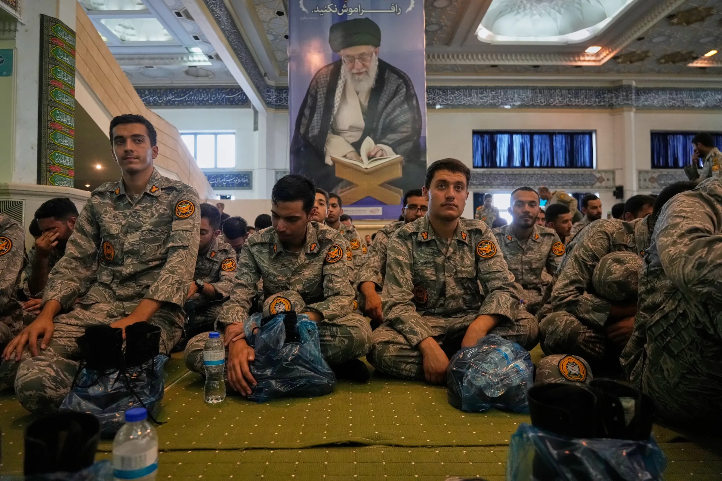 2026年7月14日，伊朗德黑蘭的伊瑪目霍梅尼清真寺，軍人正在悼念已故最高領袖哈米尼。（美聯社）
