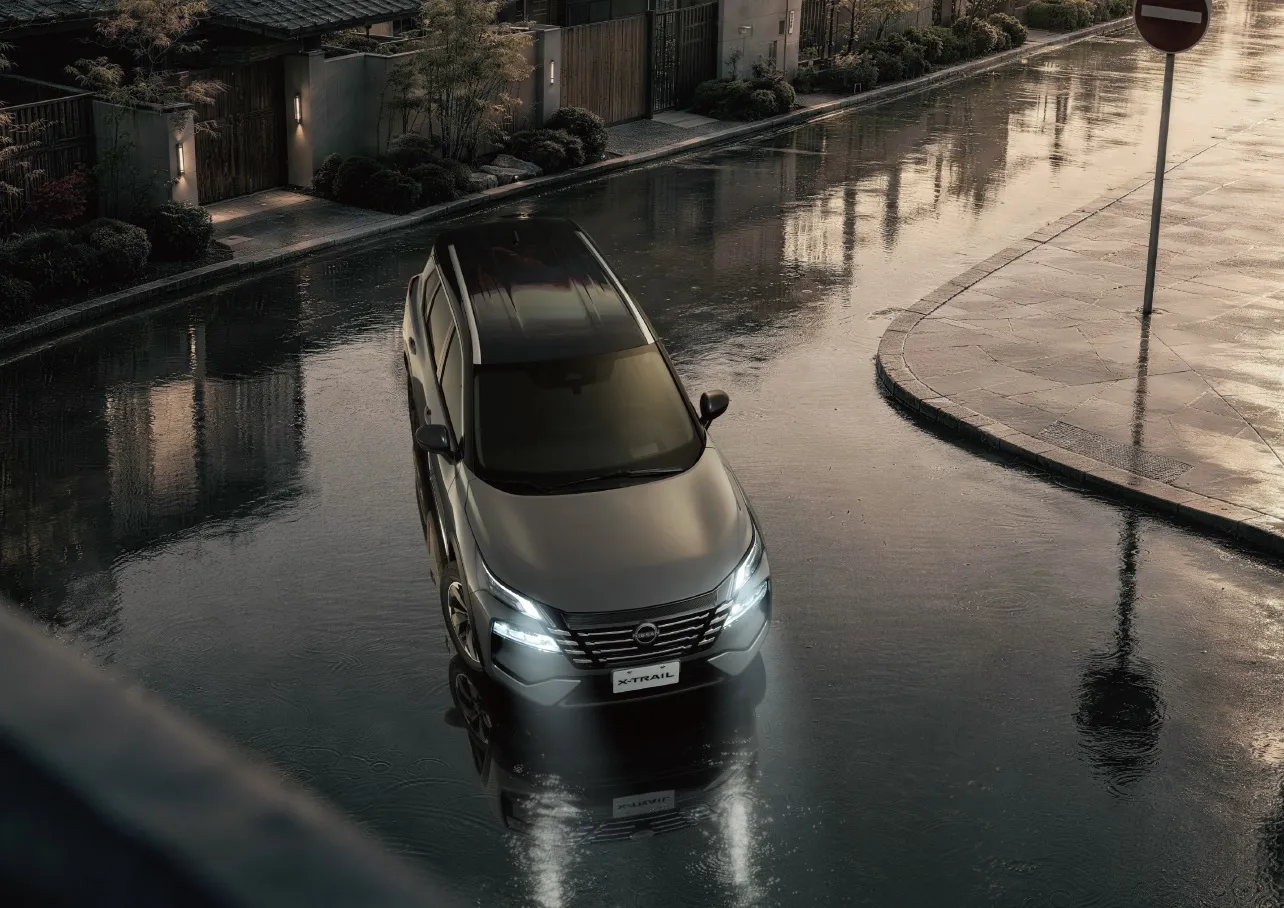 NISSAN X-TRAIL「粋．月」以全新曜黑橫翼格柵取代鍍鉻處理，重塑V-Motion設計造型，同時接軌NISSAN全球家族設計語彙。