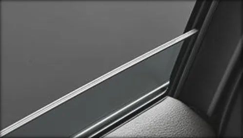 X-TRAIL「粋．月」在前擋與前雙門採用PVB雙層隔音玻璃，消弭高頻風切聲，並搭配ANC主動降噪系統抑制行駛時的低頻雜訊。