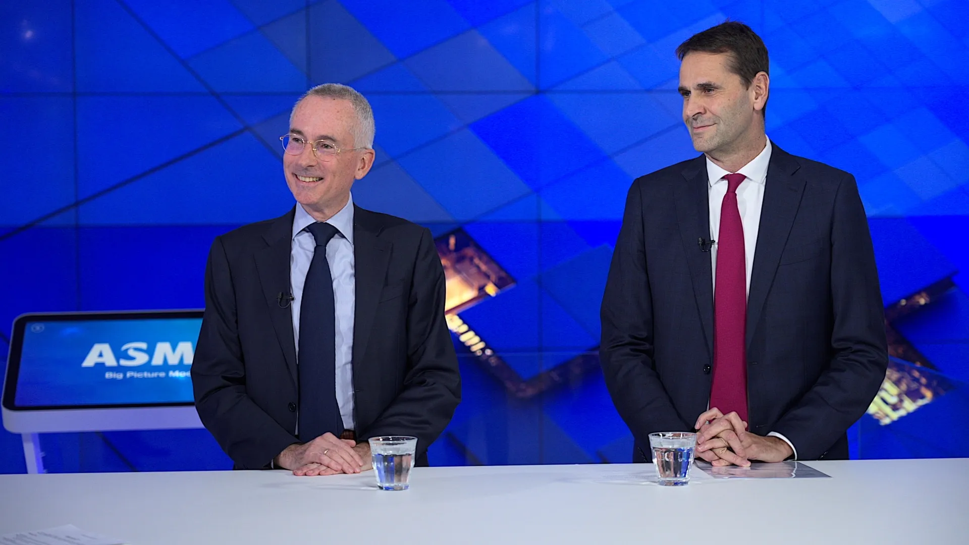 ASML 執行長 Christophe Fouquet（右）與財務長 Roger Dassen（左）正在進行財報說明。（ASML提供）