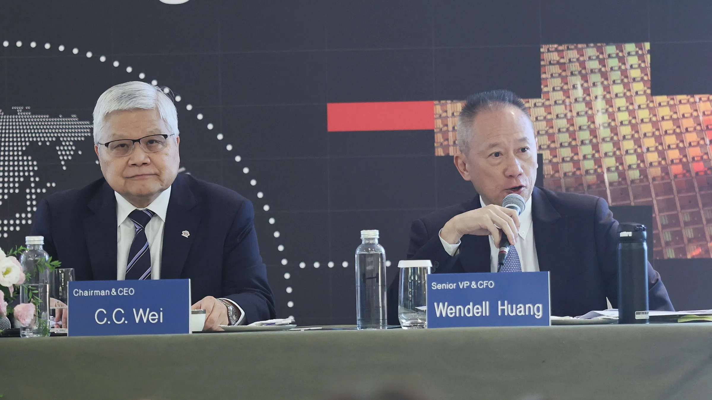 20260716-台積電董事長魏哲家（左）、台積電財務長黃仁昭（右）16日出席台積電2026年第二季法說會。（柯承惠攝）