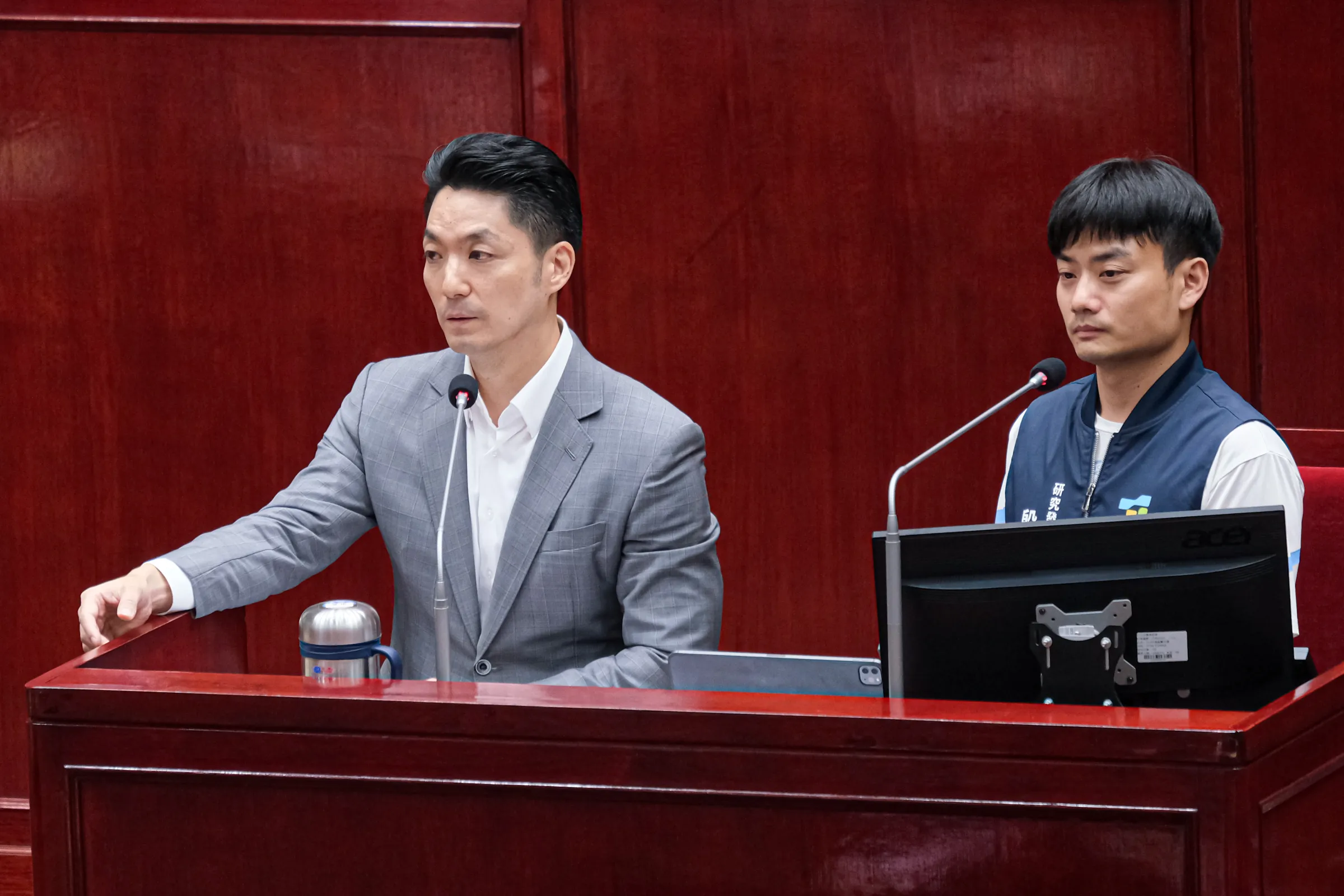 20260716-台北市長蔣萬安（左）、研考會主委殷瑋（右）16日赴台北市議會進行施政報告與質詢及答覆。（劉偉宏攝）