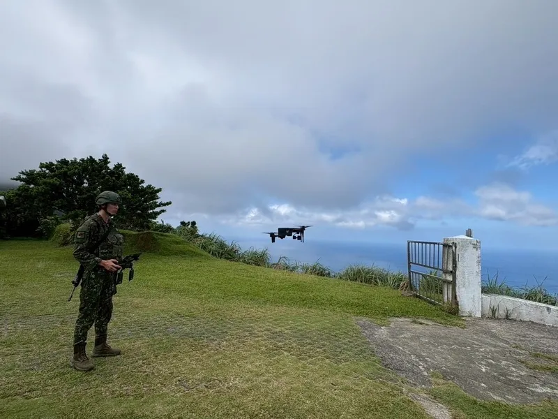 國軍跨海演練　動用無人機 國軍第二作戰區近日赴綠島與蘭嶼地區進行「登島防衛作戰演練」，操作無人機實施戰術偵查，阻止敵軍奪島，經過4天守備演練，16日下午結束返台。（第二作戰區提供）中央社記者盧太城台東傳真115年7月16日