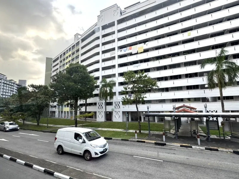 熱浪席捲全球　新加坡組屋上隔熱漆降溫 熱浪席捲全球，新加坡本週紫外線指數多次達高度等級。當局在公共住宅建築外牆塗覆反射太陽熱能的材料，盼降低建築物吸收熱量。圖為新加坡公共住宅「組屋」。中央社記者吳昇鴻新加坡攝 115年7月16日