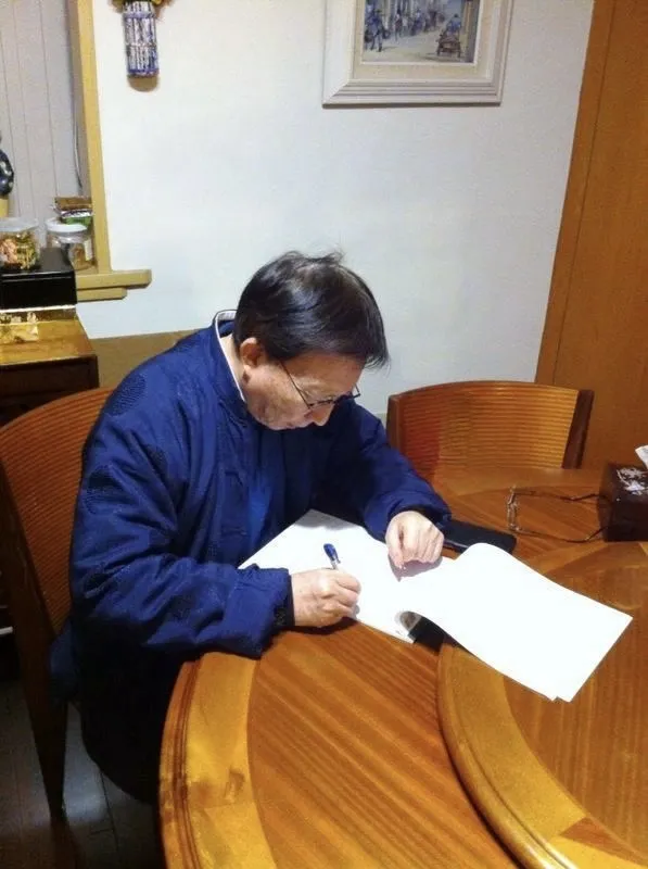 上官鼎靈感一來不吐不快，就會拿起筆來寫，手寫的速度比打鍵盤還快（劉兆玄提供） 