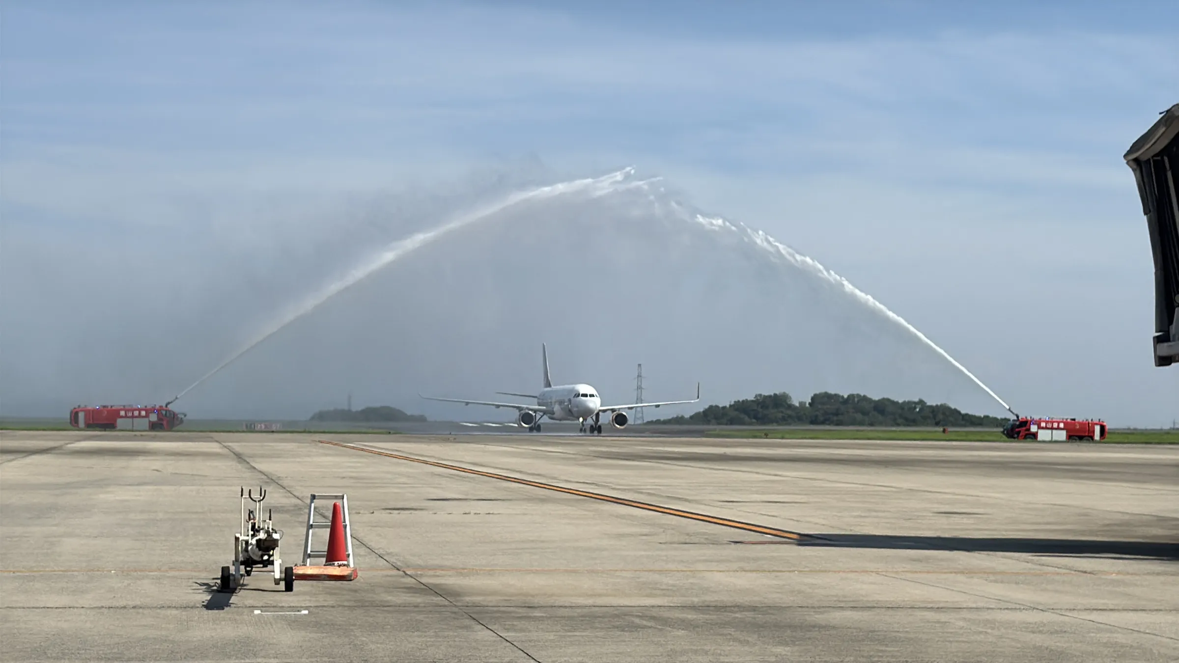 首航當天，岡山桃太郎機場也安排航空界最高禮遇的灑水儀式迎接彩繪機。（劉芯衣攝）