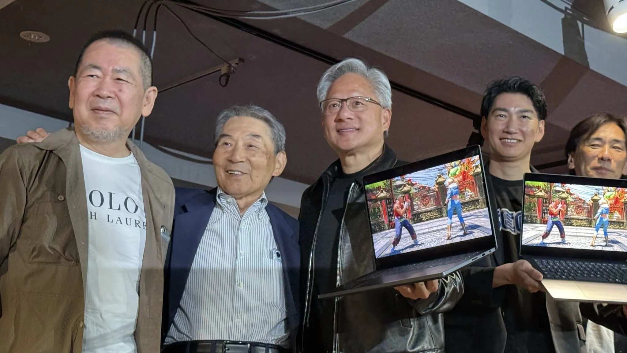 輝達執行長黃仁勳（中）訪問日本，特意前往拜訪SEGA總部和高層。（取自輝達官方粉專）