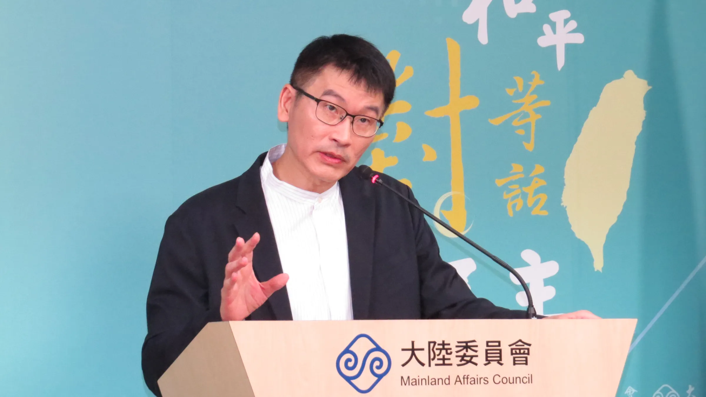 澎湖小三通馬公往返廈門的航線已經停擺14年，梁文傑說明有季風海象的問題要克服，但如果澎湖要開放陸客，陸委會願意研究。（楊騰凱攝）
