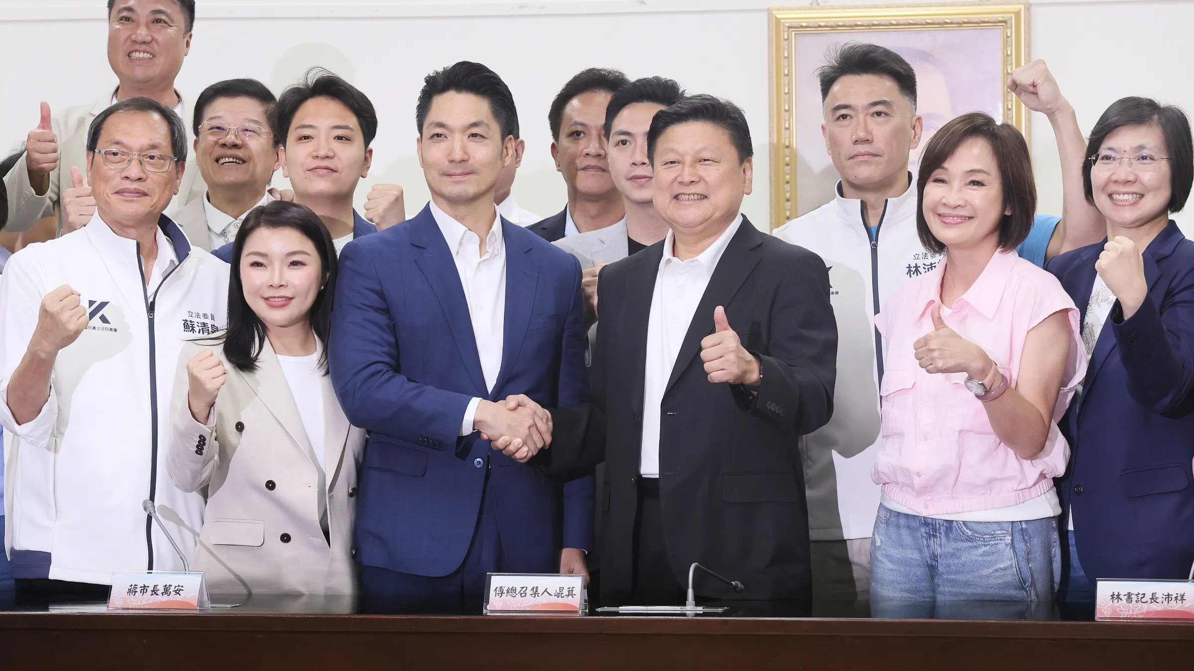 20260717-台北市長蔣萬安（ 前排左三）17日拜會國民黨立法院黨團，就食用油食安議題與國民黨團立委交換意見。（柯承惠攝）