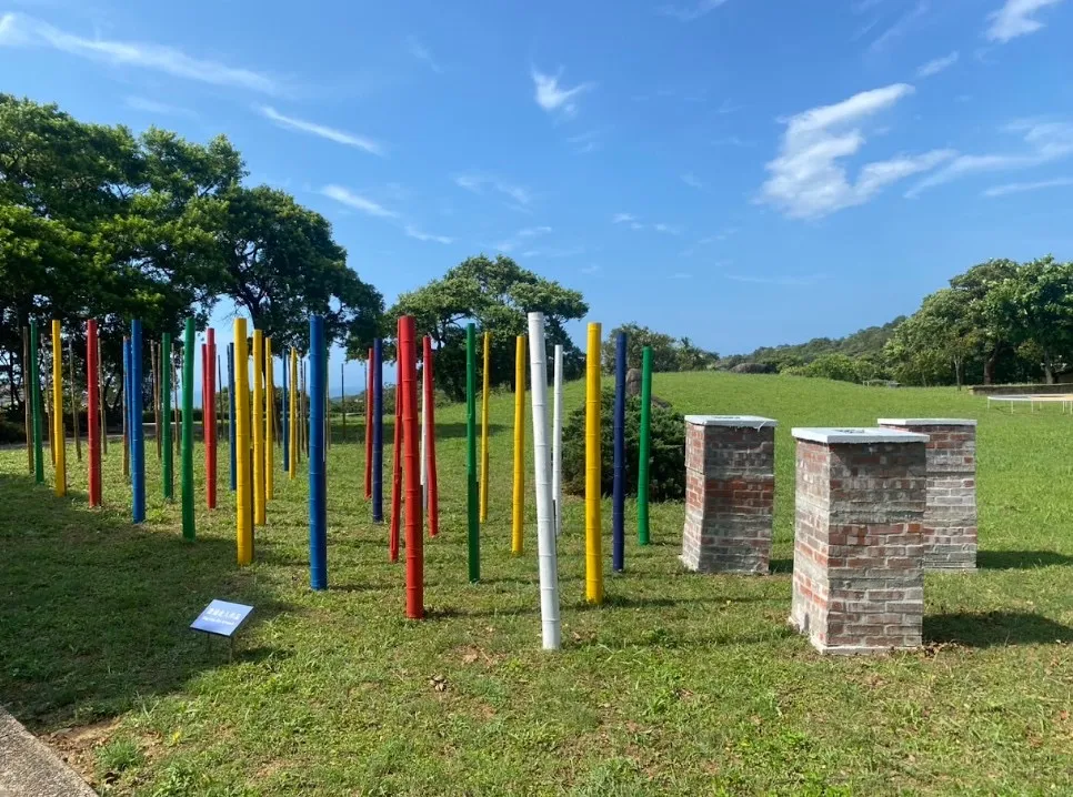 藝術家以竹材與磚構築《爐火純青》，在山海之間回望火、土與地方文化的記憶。（圖／主辦單位提供）