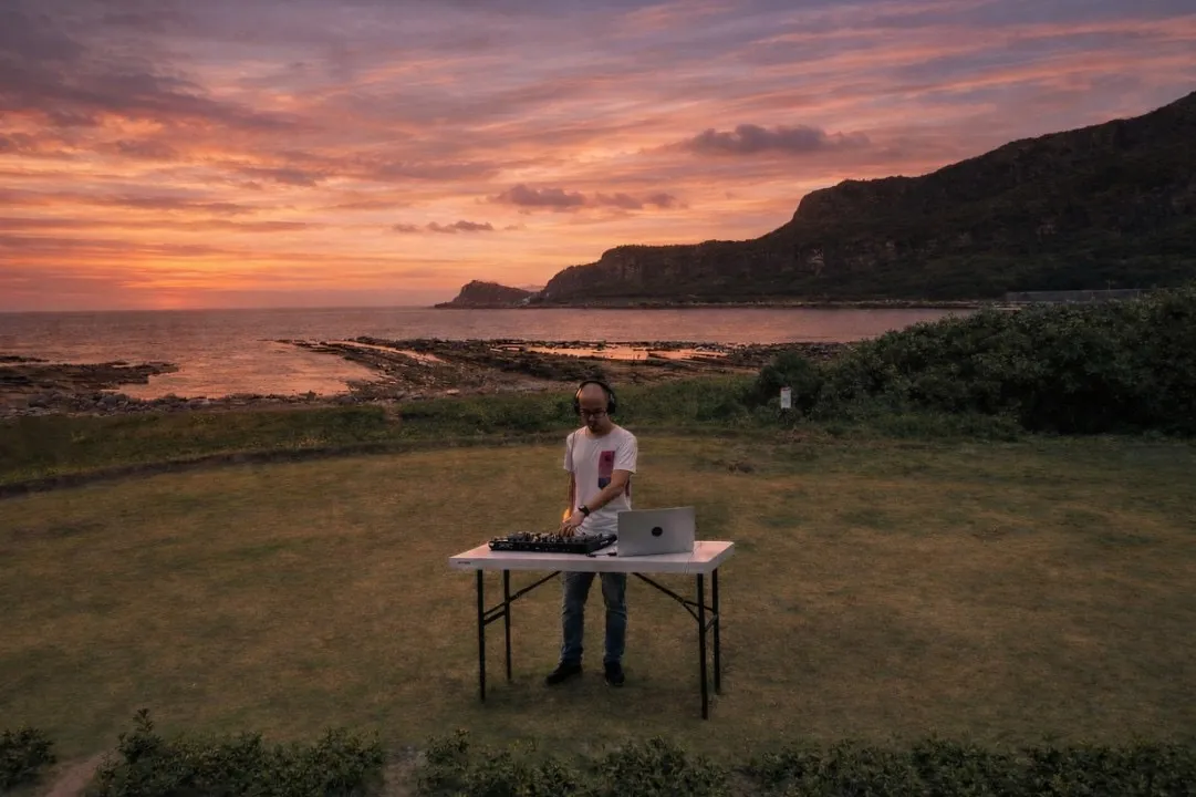 姚仲涵《感覺空間演出計畫》以海岸夕照為舞台，透過聲響與數位連線，重新打開人與風景的感知關係。（圖／主辦單位提供）