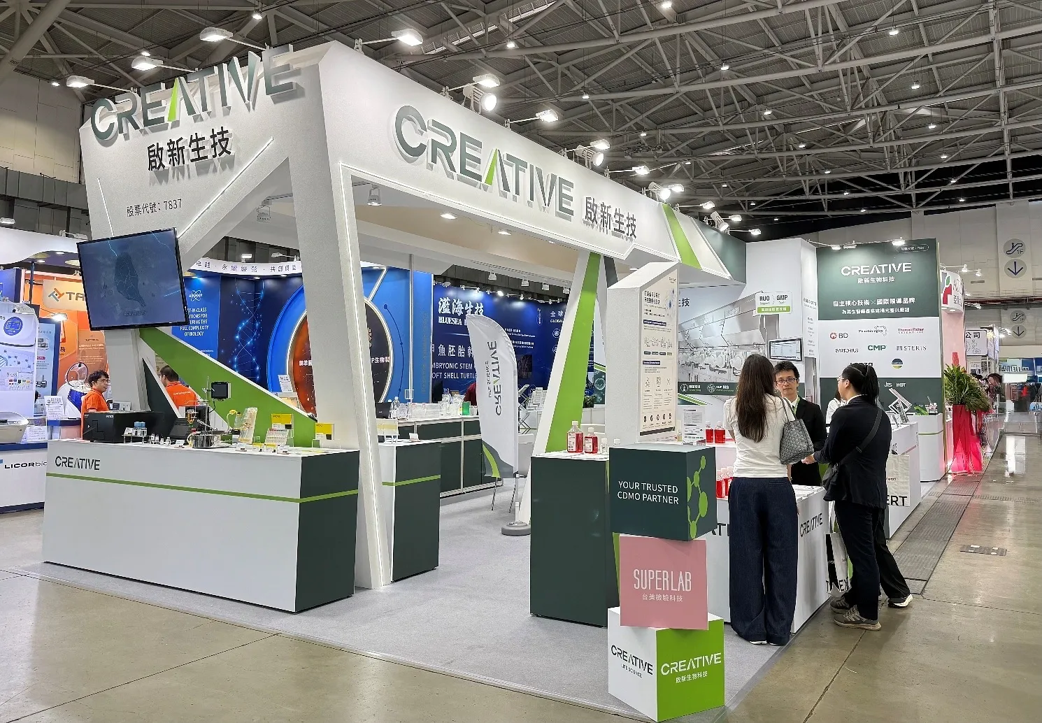 啟新生技於2026亞洲生技大展展出竹北生醫廠建置成果，介紹生技原物料、製程服務及品質檢測布局。（圖／啟新生物科技提供）