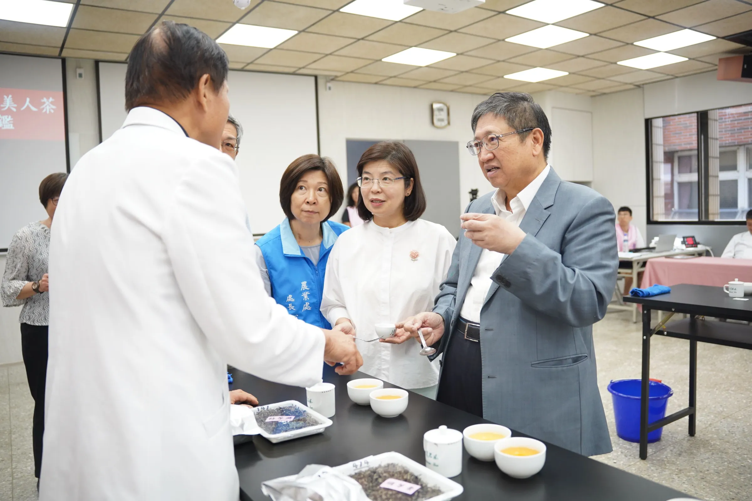 115年度新竹縣夏季東方美人茶（膨風茶）優良茶評鑑，縣長楊文科、秘書長李安妤皆到場見證。（圖／新竹縣政府提供）