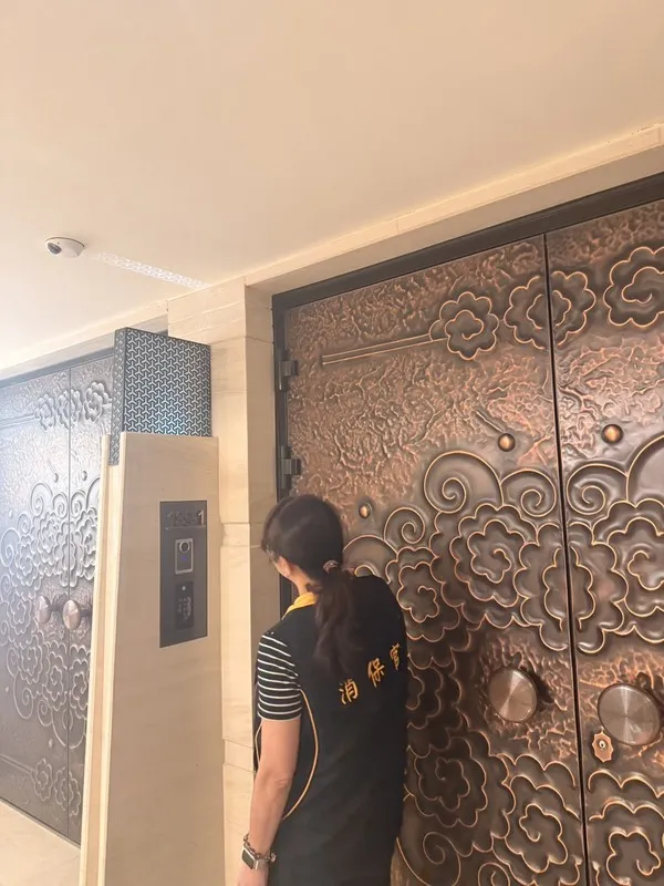HOMEE疑無預警倒閉　北市法務局發消費警訊 電商平台「HOMEE合宜家居」疑無預警倒閉，台北市法務局消保官17日稽查發現其辦公室大門深鎖，消保官提醒受害消費者應保留手上相關交易紀錄。（台北市法務局提供）中央社記者黃麗芸傳真 115年7月18日