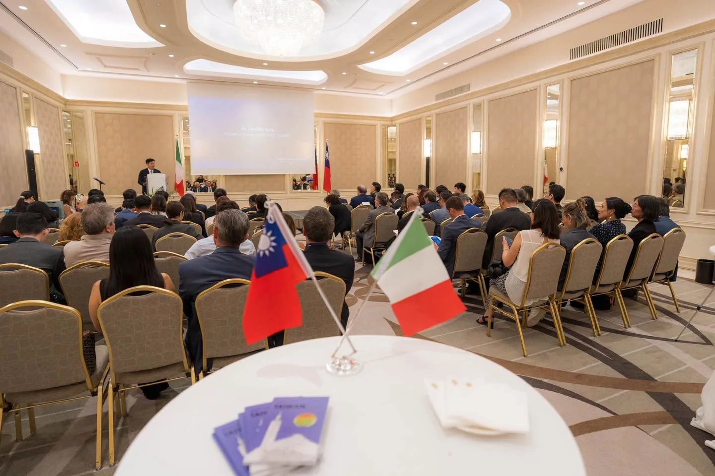 20260626-林佳龍外交部長は経済貿易視察団を率いてイタリアの経済的中心地であるミラノを訪問した。（林佳龍氏のFacebookより）