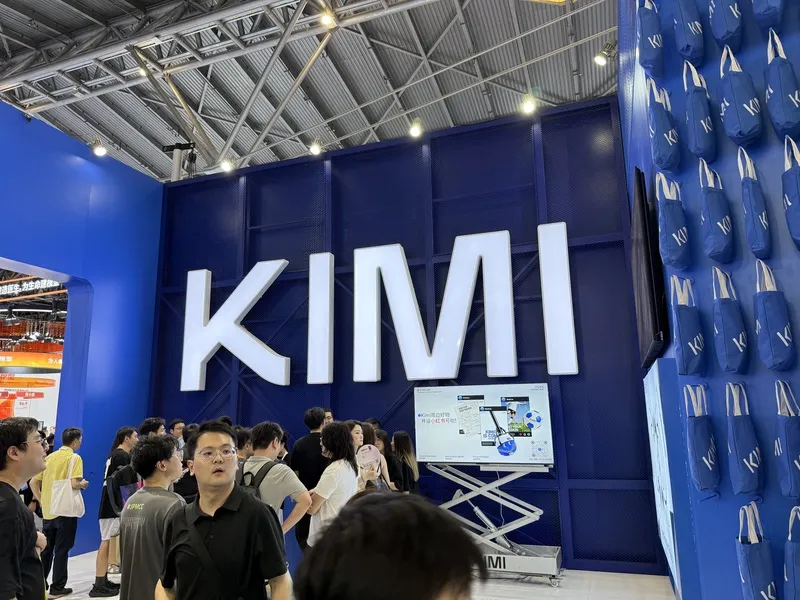 「月之暗面」推出全新的大模型Kimi K3 中國國產大模型公司「月之暗面」推出全新的大模型Kimi K3，擁有2.8兆參數，支持100萬token的上下文長度，成為全球參數最大的開源模型。中央社記者廖文綺上海攝115年7月18日