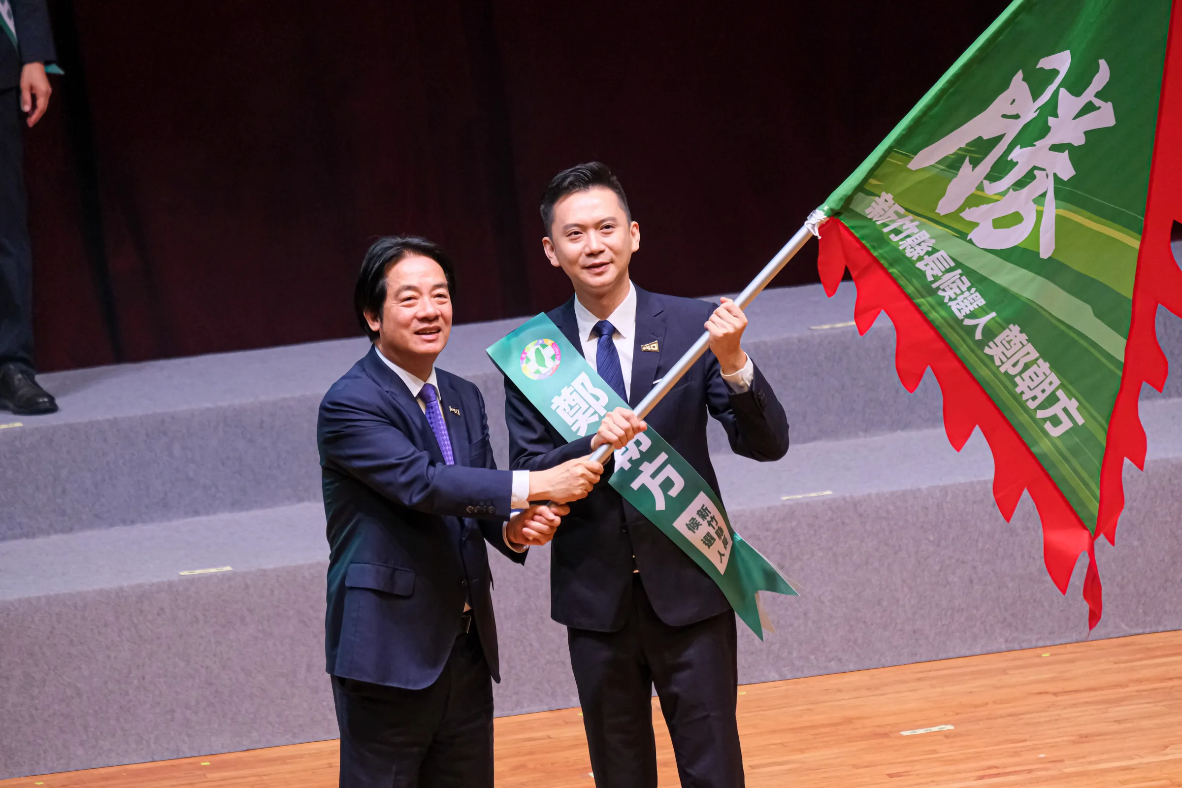 20260719-民進黨全國黨員代表大會19日於台北國際會議中心舉行，圖為總統賴清德（左）、民進黨新竹縣長參選人鄭朝方（右）。（劉偉宏攝）