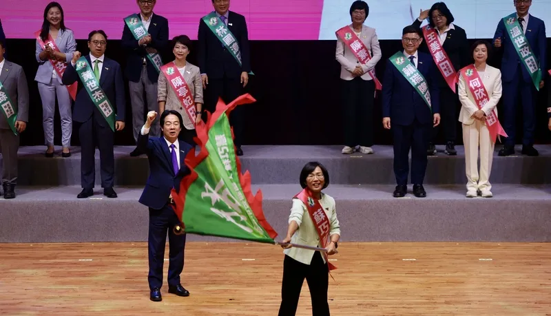 民進黨全代會　賴總統授旗給蘇巧慧 民進黨全國黨員代表大會19日在台北國際會議中心舉行，兼任黨主席的總統賴清德（前左）授戰旗給新北市長參選人蘇巧慧（前右）。中央社記者王飛華攝115年7月19日