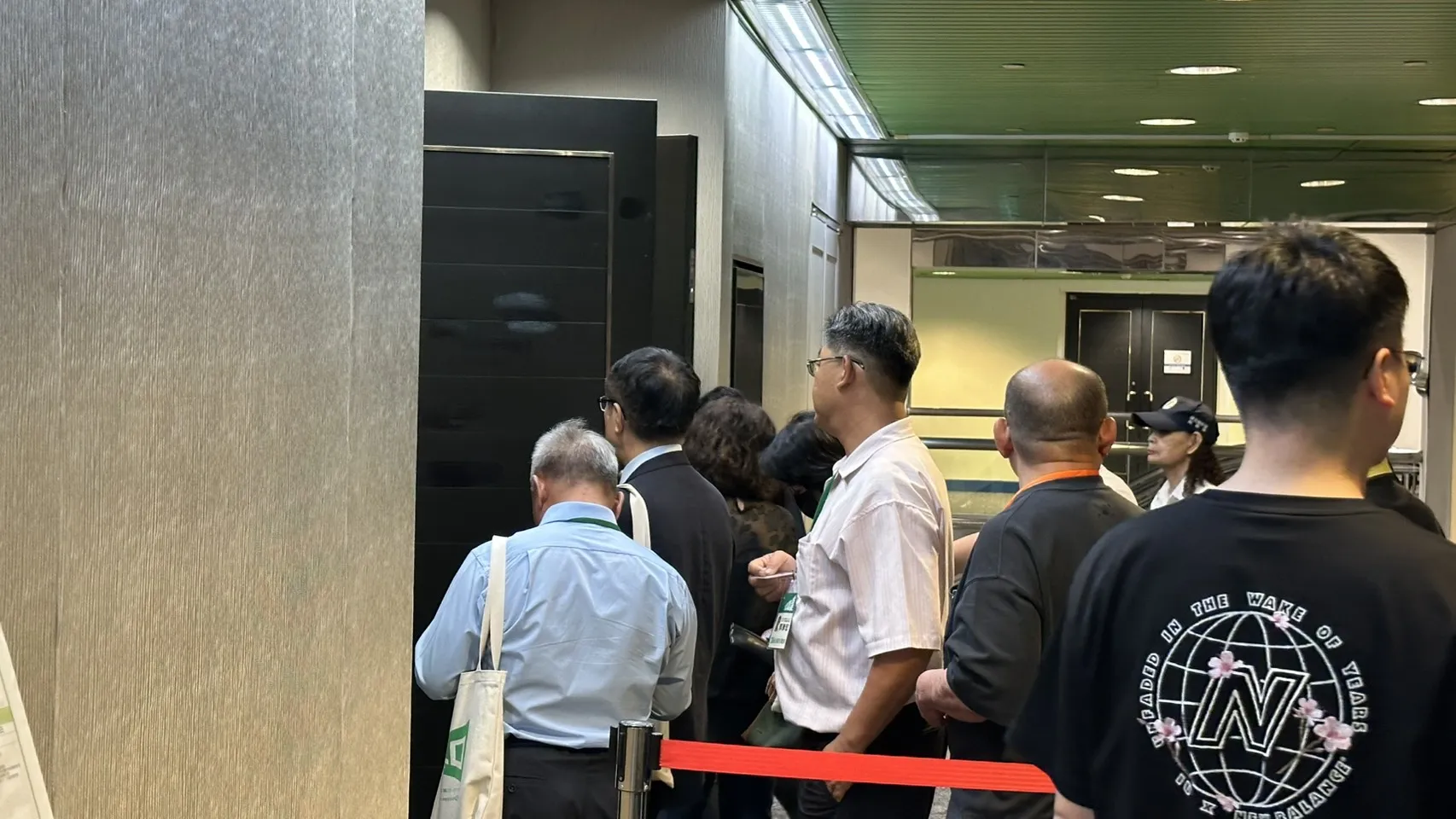 台南市長黃偉哲赴民進黨全代會，全程低調排隊投票。（羅立邦攝）