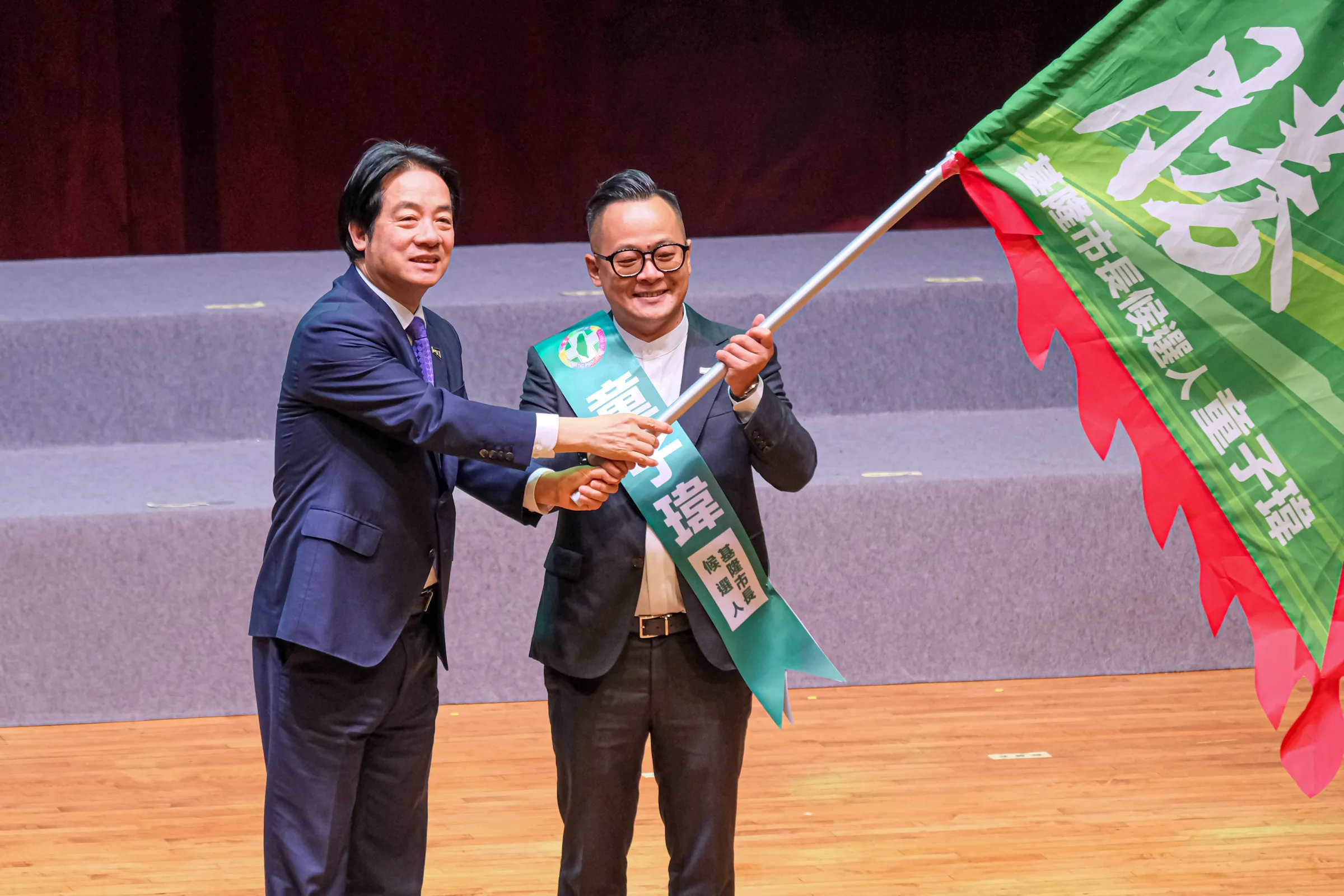 童子瑋氏（右）が「藍白合」のモデル地区である基隆を制すれば、2028年の総統選で再選を目指す頼清徳氏（左）の追い風になるとみられる（資料写真、劉偉宏撮影）