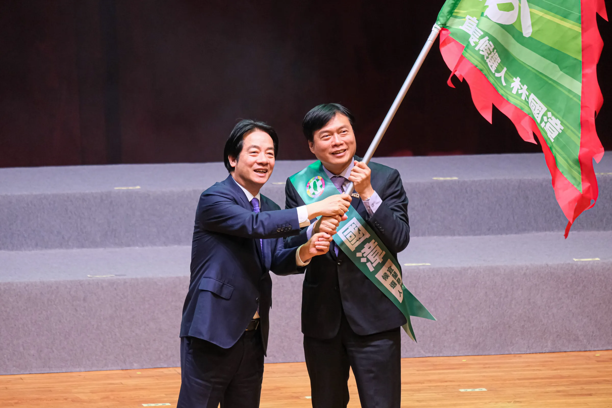 頼清徳氏（左）は林国漳氏（右）を宜蘭県長候補に指名し、「清廉勤勉」の精神を引き継ぐことを期待している。（劉偉宏撮影）
