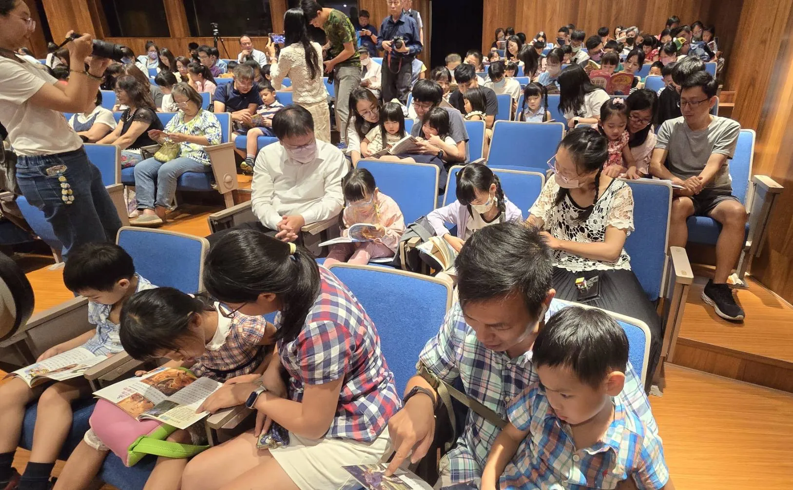 新書發表會現場進行百人親子共讀大挑戰。（圖／方詠騰攝）