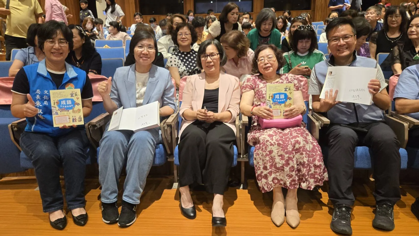 竹縣文化局長朱淑敏（左一）、立委徐欣瑩（左二）、縣長夫人甘秀美（右二）、縣議員吳旭智（右一）出席力挺陳育慧新書發表會。（圖／方詠騰攝）
