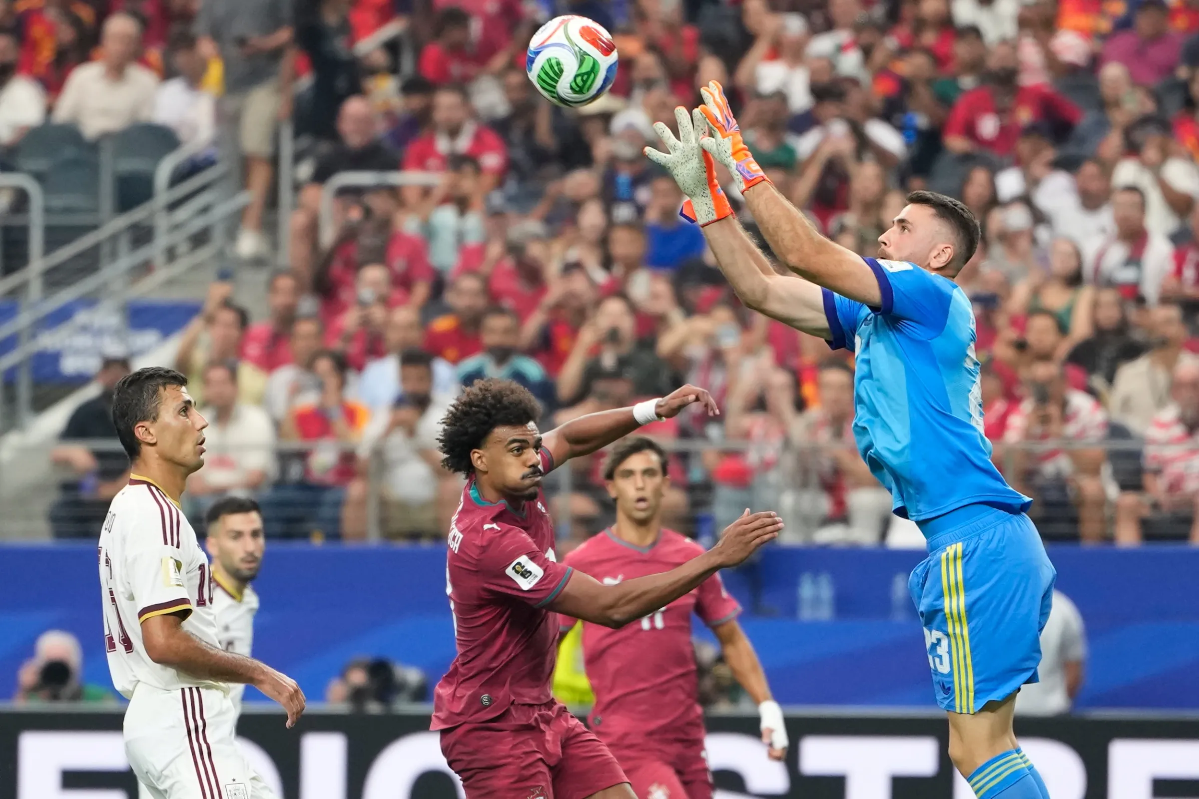 2026年7月6日，世界杯16強葡萄牙對陣西班牙之戰，西班牙門將西蒙手下葡萄牙維加（13號）的射門。（美聯社）