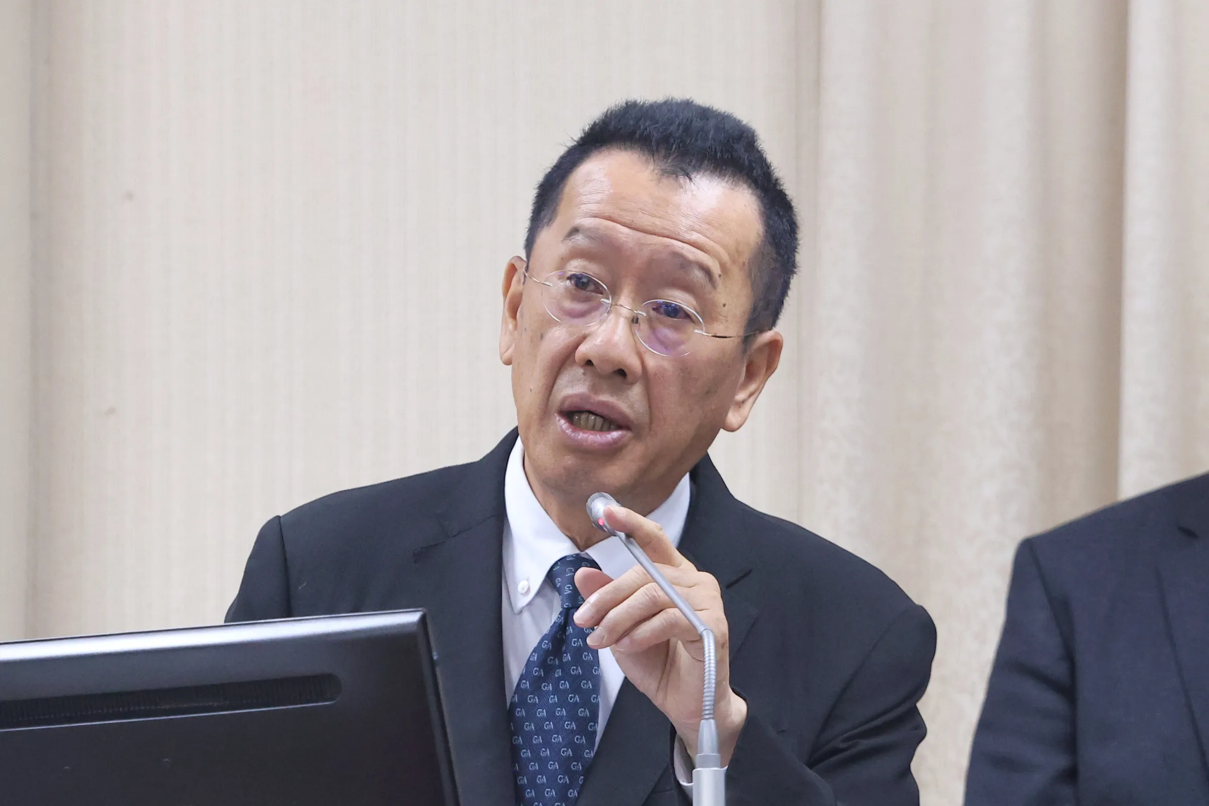Defense Minister Koo Lihsiung appearing before the Foreign Affairs and National Defense Committee.