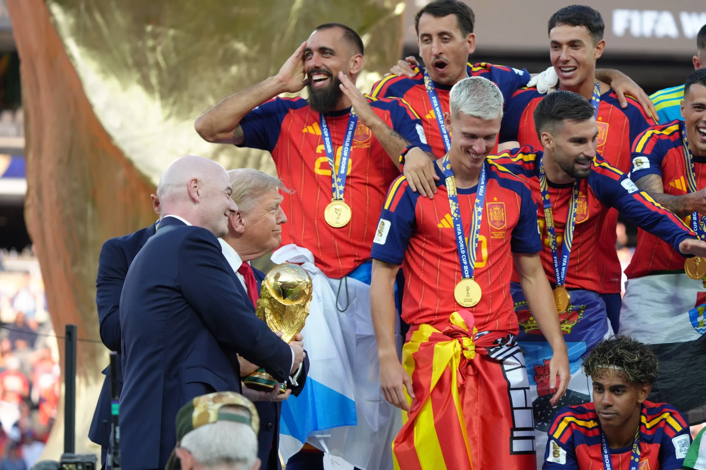 2026年7月19日，美國總統川普與FIFA主席英凡提諾向西班牙頒發大力神盃。（美聯社）
