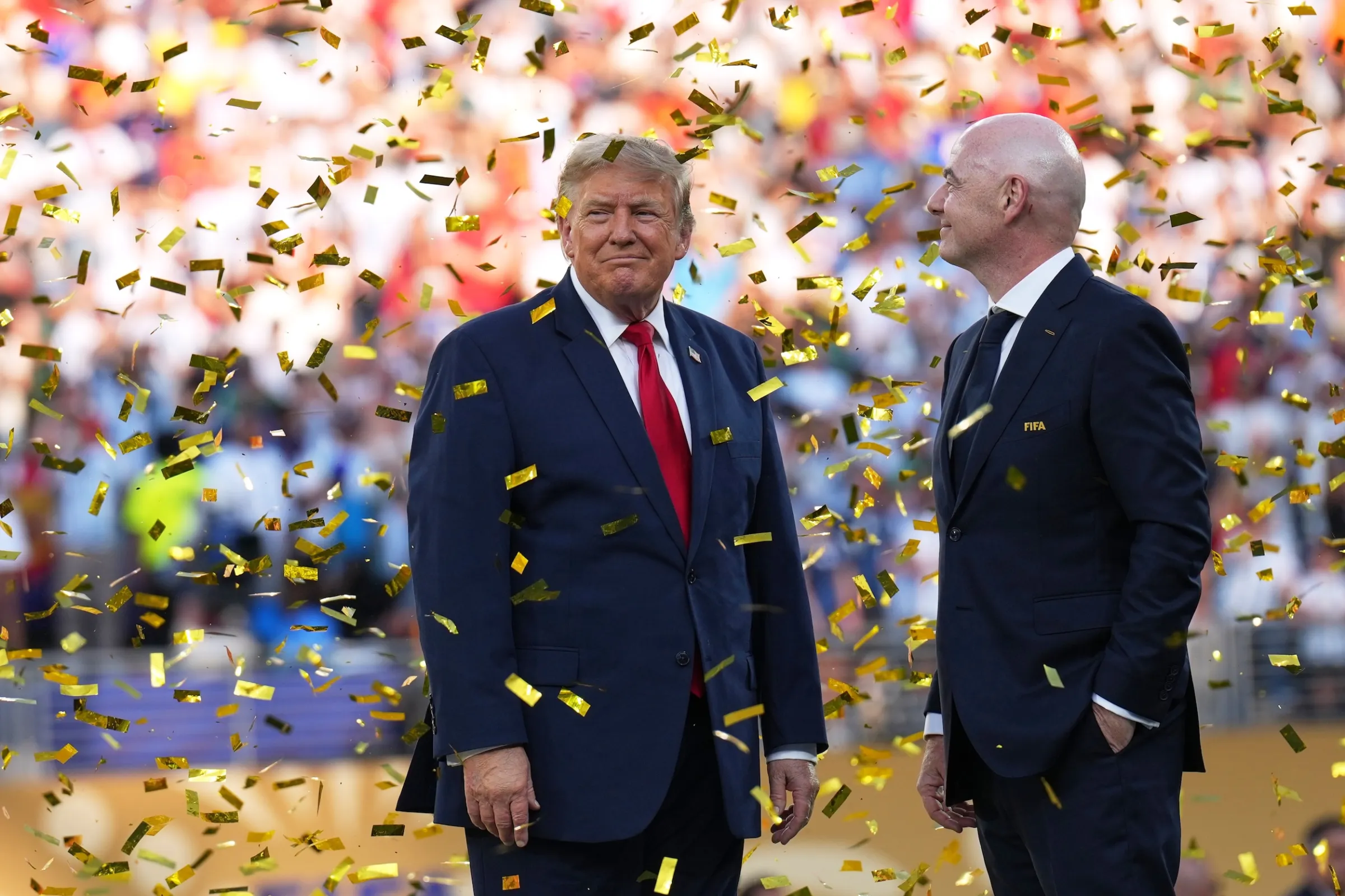 2026年7月19日，美國總統川普與FIFA主席英凡提諾為世界盃足球賽頒獎。（美聯社）