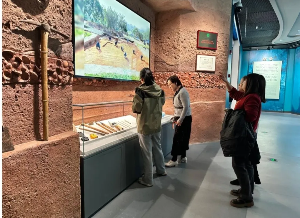 殼丘頭遺址群包括福建平潭島的殼丘頭、西營、東花丘、龜山等遺址，大陸東南沿海被視為早期南島語族人群形成並向台灣擴散的重要出發地，圖為殼丘頭遺址博物館 。（取自維基百科）