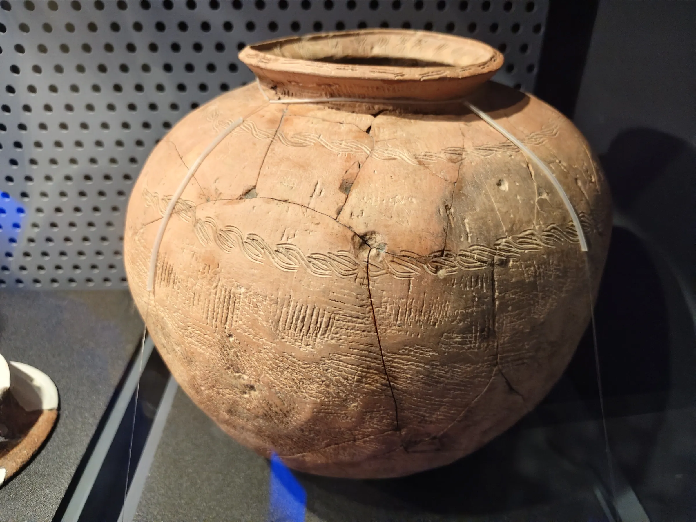 南科大坌坑文化出土的陶器，從器形、彩繪等研究發現是受到大陸史前文化的影響。（作者提供）