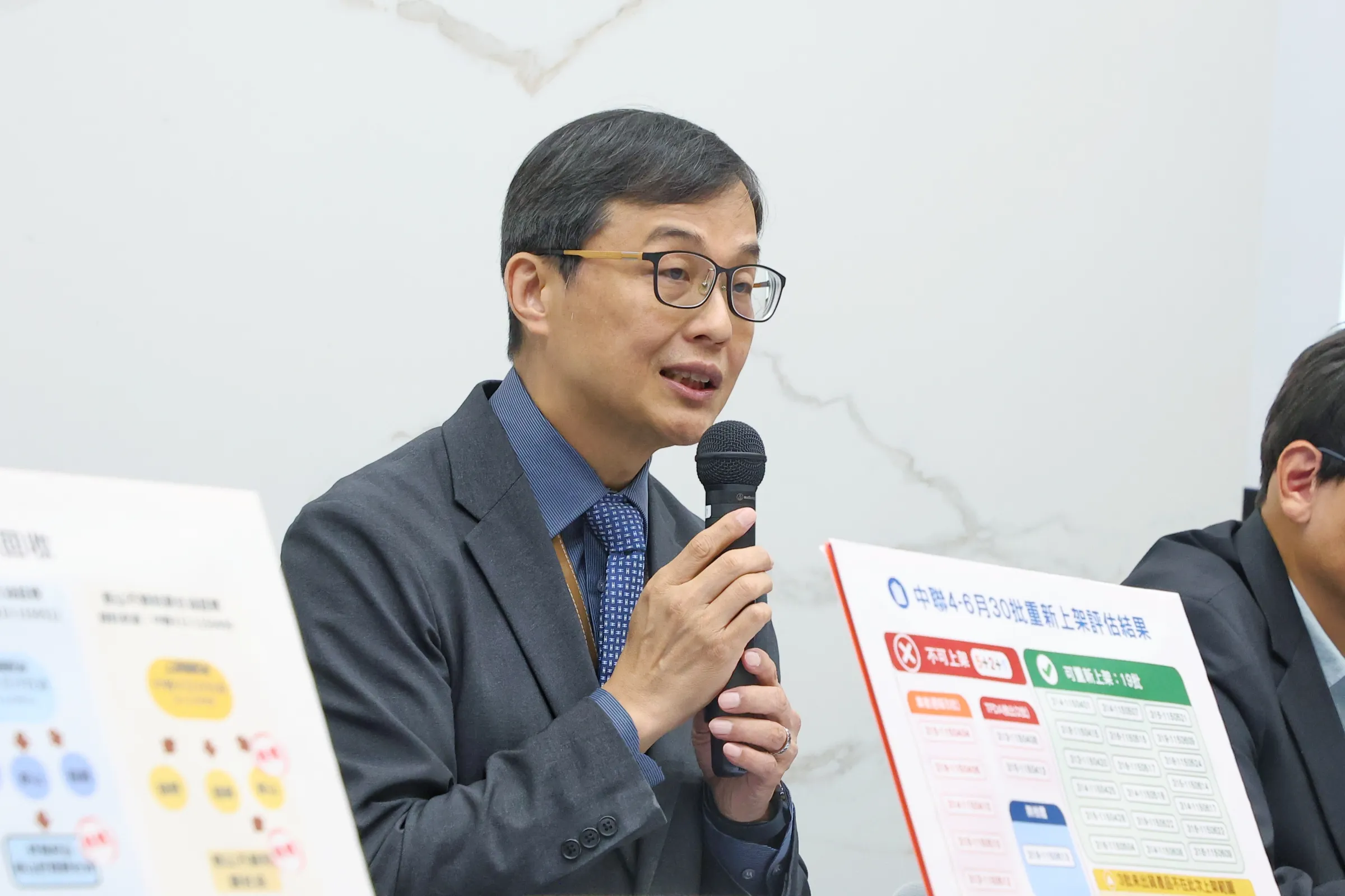 20260721-衛福部食藥署長姜至剛21日召開「食藥署公布中聯油脂預防性下架油品及其相關產品重新上架原則」記者會。（顏麟宇攝）