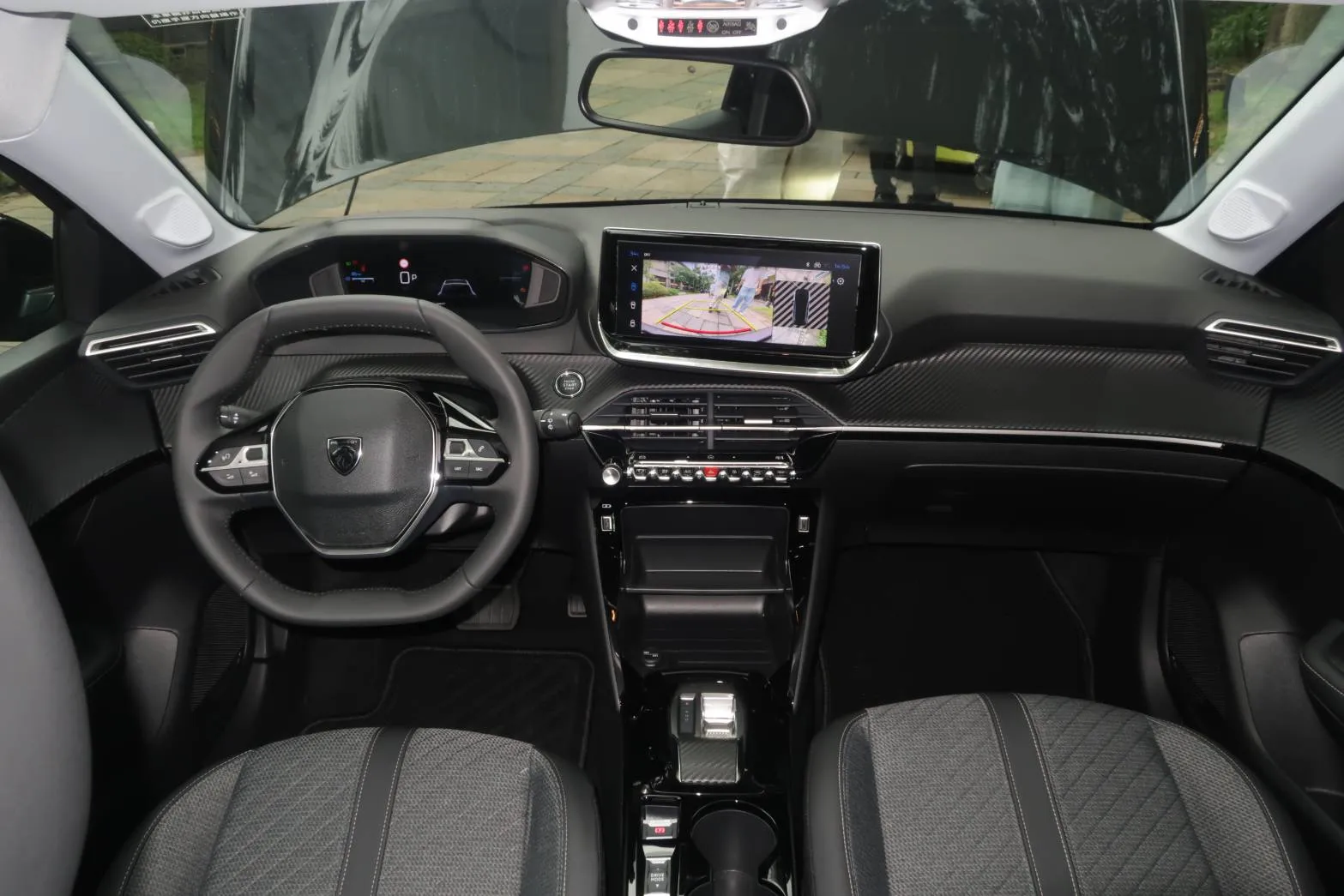 Peugeot 208導入最新世代PEUGEOT i-Cockpit座艙，包括10吋數位觸控螢幕、小盤徑方向盤與懸浮式儀表設計。（劉芯衣攝）