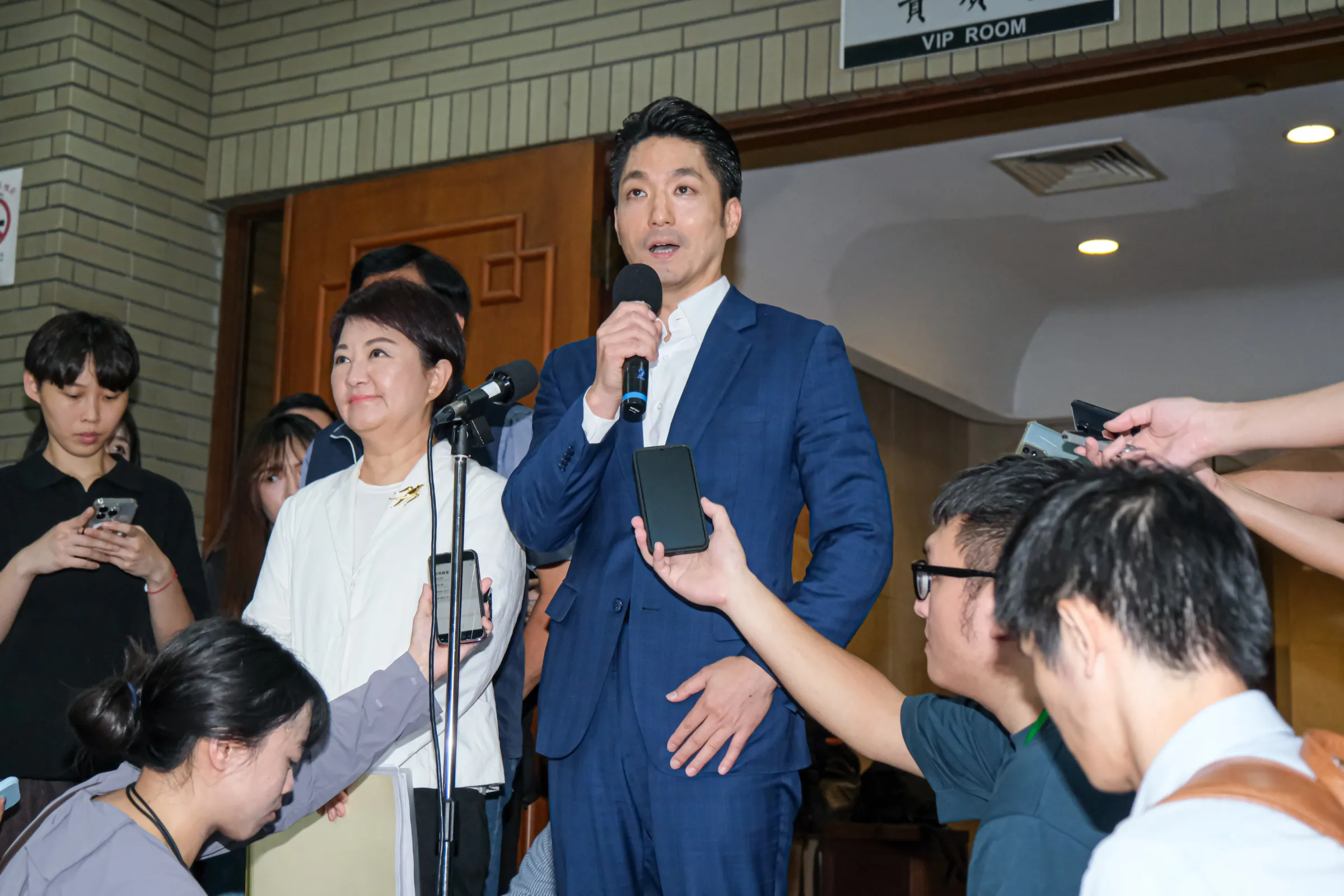 20260721-行政院審查「食品安全衛生管理法」部分條文修正草案會議於21日舉行，圖為台北市長蔣萬安（中）、台中市長盧秀燕（左）。（劉偉宏攝）
