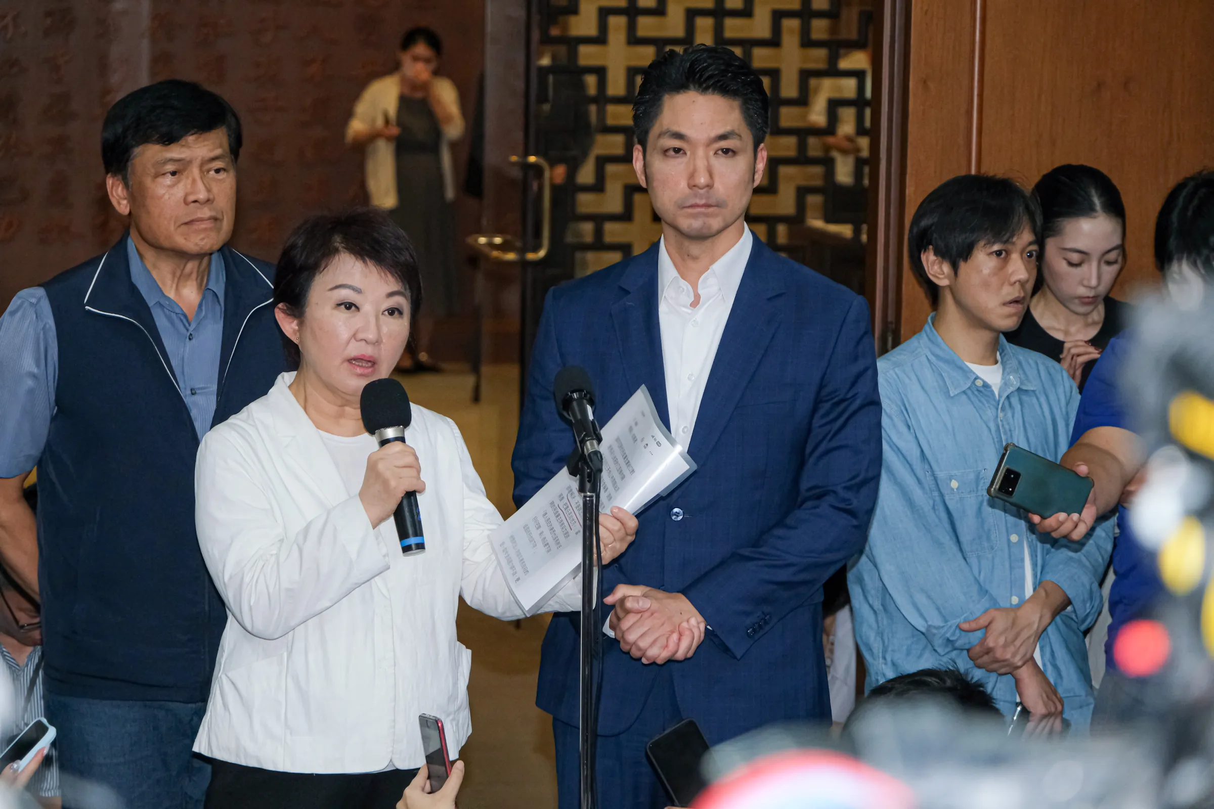 20260721-行政院審查「食品安全衛生管理法」部分條文修正草案會議於21日舉行，圖為台北市長蔣萬安（中）、台中市長盧秀燕（左）。（劉偉宏攝）