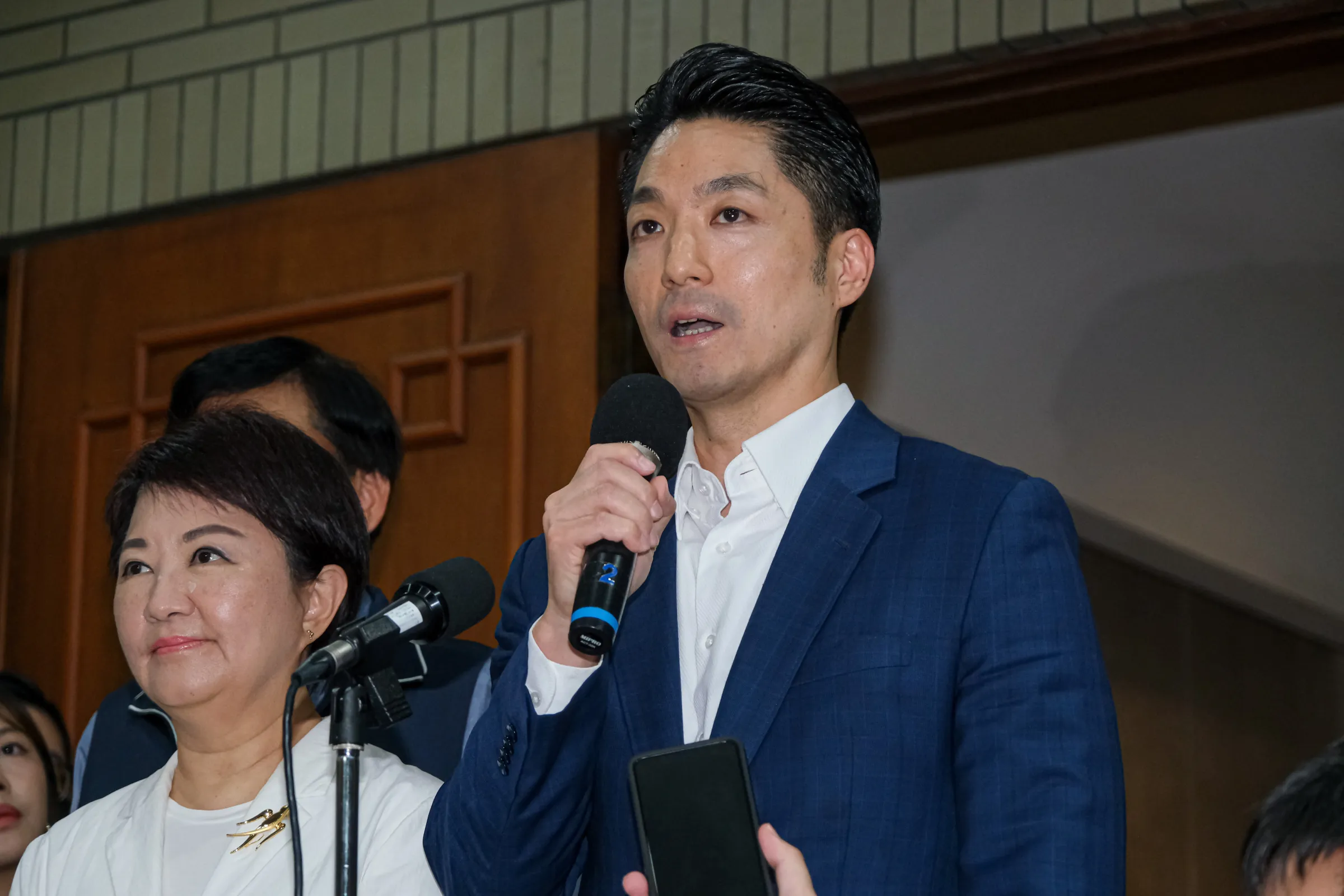 20260721-行政院による「食品安全衛生管理法」の一部条文改正案の審査会議が21日開催された。写真は蔣萬安台北市長（中）と盧秀燕台中市長（左）。（劉偉宏撮影）