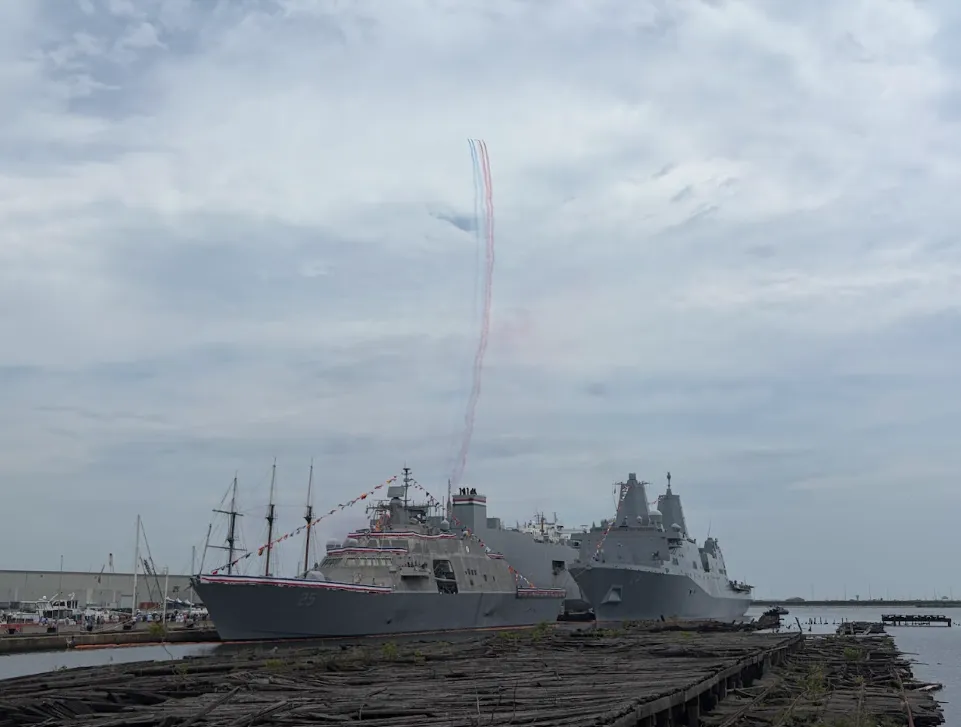 法國「巡邏兵」特技飛行表演隊，飛越了美國海軍自由級濱海作戰艦馬里奈特號與聖安東尼奧級兩棲船塢運輸艦，提醒現場觀眾美國的獨立來自當年法軍的幫助。（作者提供）