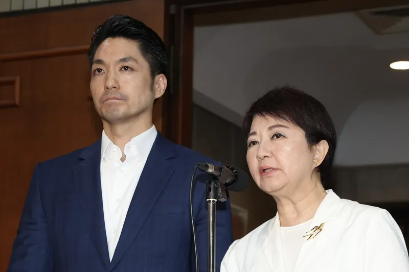 行政院での食安法改正審査会議後、取材に応じる蔣萬安氏と盧秀燕氏。行政院は21日、「食品安全衛生管理法」の一部条文改正案の審査会議を開催した。陳時中政務委員が主宰し、直轄6市の代表を招いた同会議には、蔣萬安台北市長（左）、盧秀燕台中市長（右）が自ら出席し、会議後に揃って取材に応じた。（中央社記者呉家昇撮影、115年7月21日）