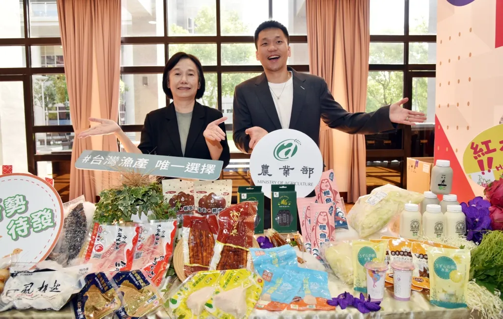農業部於活動現場展示多項優質農漁畜產品，透過「台灣漁產 唯一選擇」等主題，攜手支持國內農業品牌，展現為亞運國手補充優質營養、力挺台灣農業的行動。(圖/農業部)