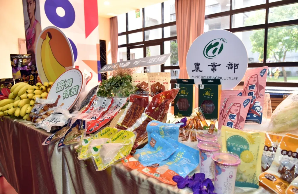 活動現場設置台灣優質農漁畜產品展示區，集結國產水果、漁產、畜禽及加工食品等特色產品，推廣台灣在地優質食材，鼓勵民眾以實際行動支持國產農產品。(圖/農業部)