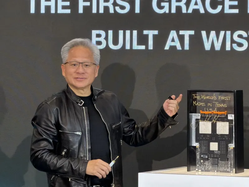 黃仁勳現身緯創達拉斯新廠開幕典禮 輝達（NVIDIA）執行長黃仁勳21日出席緯創德州達拉斯D1新廠開幕典禮，在該廠生產的全美第一片GB300運算基板上簽名。中央社記者吳家豪達拉斯攝 115年7月22日