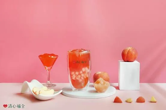 粉嫩蜜桃系一到夏天就格外吸睛！「蜜桃凍紅茶」藏著滿滿蜜桃凍，冰涼入口、邊喝邊嚼，為炎熱午後增添沁涼好心情。（資料來源：清心福全）