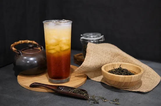 「特級綠茶」以純粹茶香深受手搖控喜愛，越簡單越耐喝，無配料的原茶穩居夏季熱銷前三名。（資料來源：清心福全）